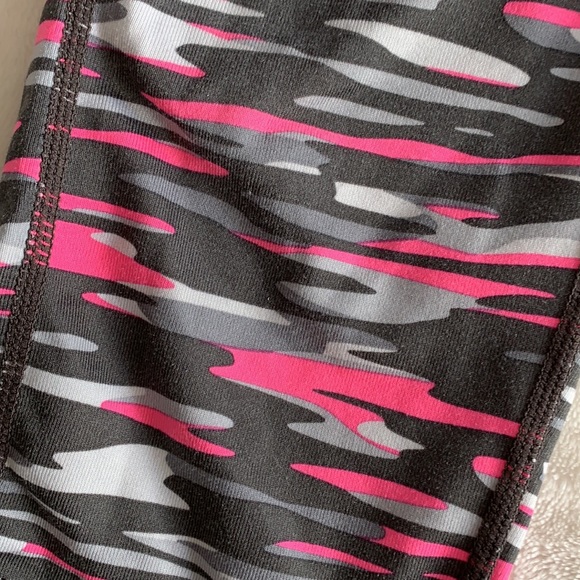 2/$25 Nike Cropped Leggings Size Large - Picture 2 of 4